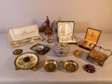 un grand nombre d'objets posés sur une table