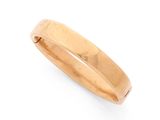 gros plan d'une bague en or sur fond blanc