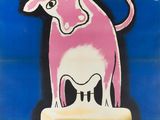 tableau représentant une vache rose debout sur un panneau