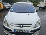une voiture blanche garée dans un parking
