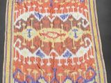 une écharpe orange, bleue et jaune, avec un motif dessus