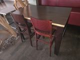 une table et deux chaises dans un restaurant