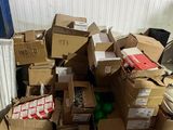 un gros tas de cartons et d'autres objets dans une pièce