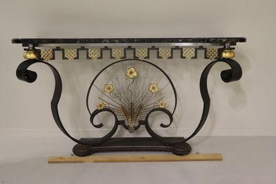 Console en fer forgé noir et doré à motif végétal.