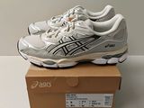 Chaussures de course Asics Gel-Kayano dans une boîte posée sur une table