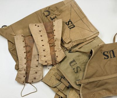 Plusieurs objets militaires sont disposés sur une surface blanche