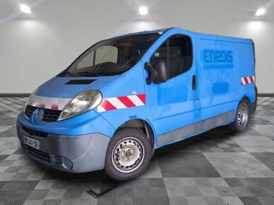la photo d'une camionnette bleue garée dans un garage
