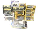 tout un assortiment de petits trains dans leurs boîtes