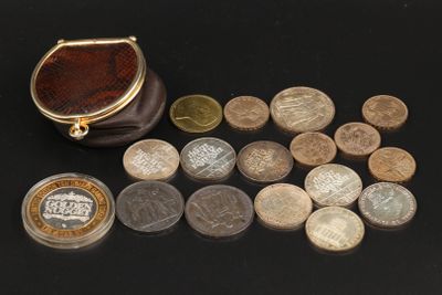 une bourse remplie de pièces et un porte-monnaie posés sur une table