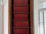 une bibliothèque remplie de livres, placée dans un coin de la pièce