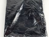 un sac en plastique noir orné d'un logo noir