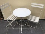 deux chaises et une table posées sur un sol carrelé