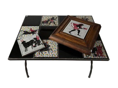 Table basse en fer forgé, le plateau carrelé à décor de scèn…