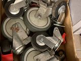 une boîte remplie de différents types de roues et de roulettes