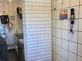 un homme qui se tient dans une cuisine à côté d'une poubelle