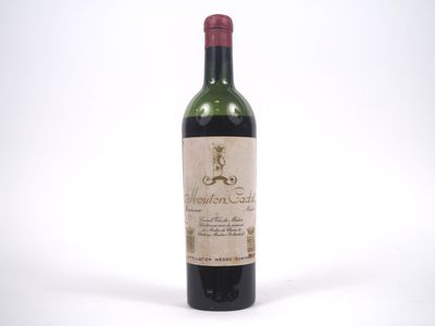 gros plan d'une bouteille de vin sur fond blanc