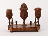 une photo d'une table en bois sur laquelle sont posés trois vases