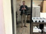 un homme se prenant en photo dans le miroir
