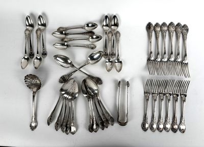 beaucoup de cuillères en argent et de cuillères à soupe sur une table