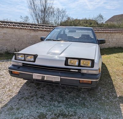 une voiture blanche garée sur un parking