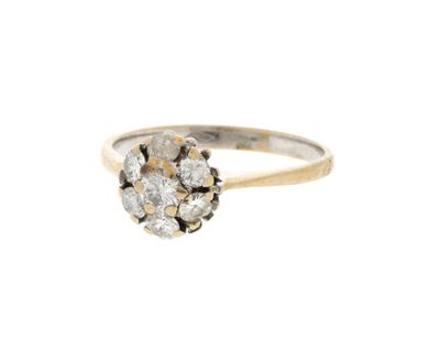 gros plan d'une bague en diamant sur fond blanc