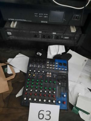 tout un tas d'appareils électroniques posés sur la table