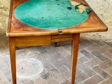 une table en bois sur laquelle est posée une assiette verte