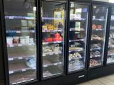 une photo d'un congélateur dans un magasin