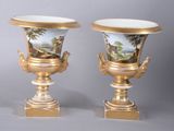une paire de vases dorés et blancs ornés d'une peinture
