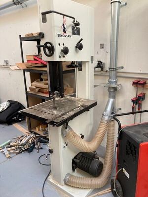une machine qui se trouve dans une pièce où sont rangés des outils