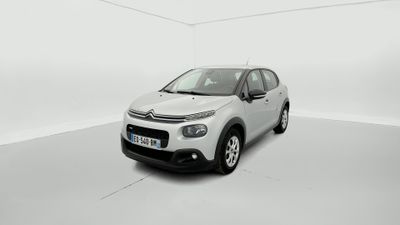 Une voiture blanche de marque Citrole est garée dans une pièce blanche