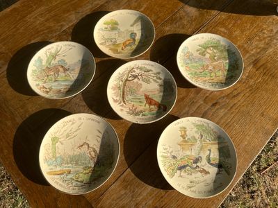 six assiettes posées sur une table en bois