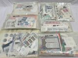 beaucoup de timbres et d'enveloppes posés sur une table