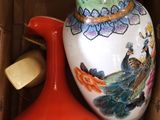 deux vases dans une boîte : l'un est rouge et l'autre est vert