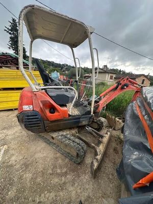 une petite pelleteuse qui se trouve dans la terre