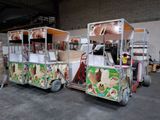 deux chariots chargés de nourriture, garés dans un entrepôt