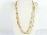 gros plan d'un collier sur un mannequin mannequin
