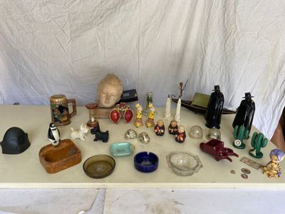 une table sur laquelle se trouvent de nombreux objets