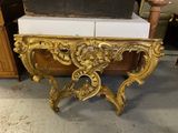 une table dorée surmontée d'un miroir