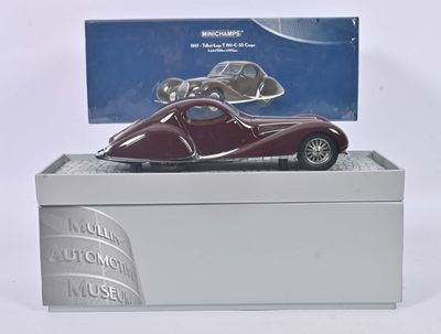 une voiture jouet posée sur une boîte
