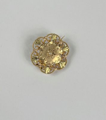 une image représentant une broche en or ornée d'un visage de femme