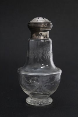 Charmant petit saupoudoir balustre en cristal taillé à décor…