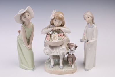 trois figurines représentant des enfants et un chien posées sur une table