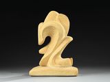 une photo d'une sculpture en bois représentant un oiseau posé sur un socle