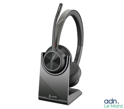 un gros plan sur un casque audio posé sur un support