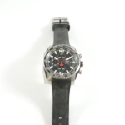 gros plan d'une montre sur une surface blanche