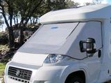 un camping-car blanc garé sur le bord de la route