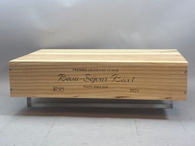 une boîte en bois posée sur un support métallique