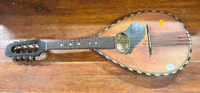 une guitare posée sur une table en bois