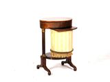 une petite table sur laquelle est posée une lampe